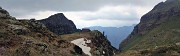 74 Discendo al Bivacco Tre Pizzi  (2050 m) appollaito a precipizio sulla Val Fondra tra Pietra Quadra-Croce di Branzi a dx e Mencucca a sx